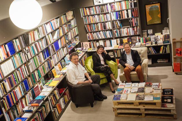 Los escritores Luis Leante, Elia Barceló y José Luis Ferri, en la librería Pynchon&Co