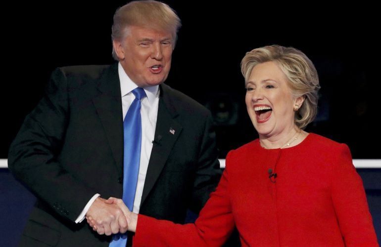 Trump y Clinton se saludan tras el debate en la Universidad de Hofstra (Hempstead, New York)