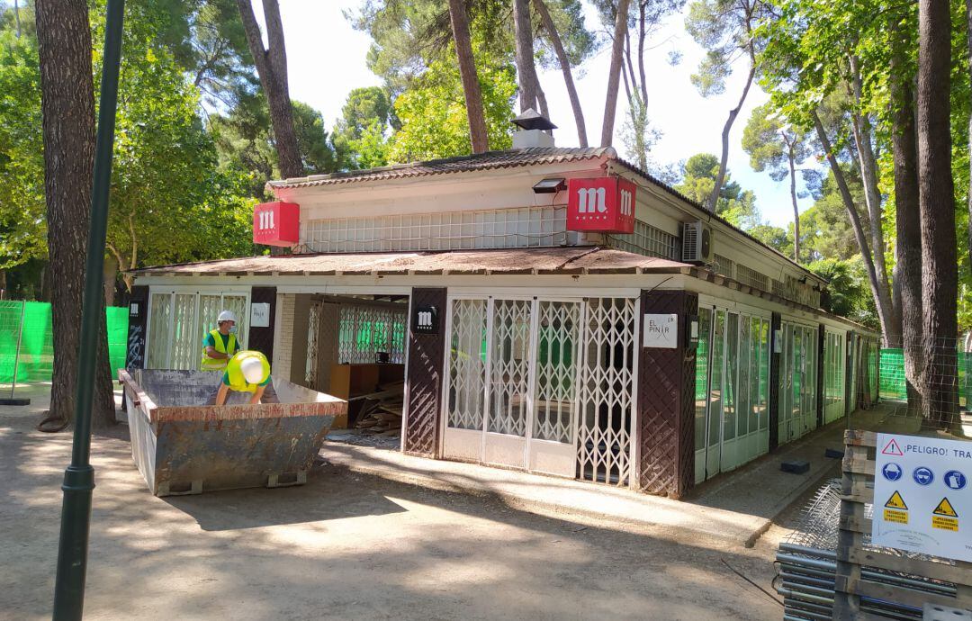 Los operarios desmontan el refrescante