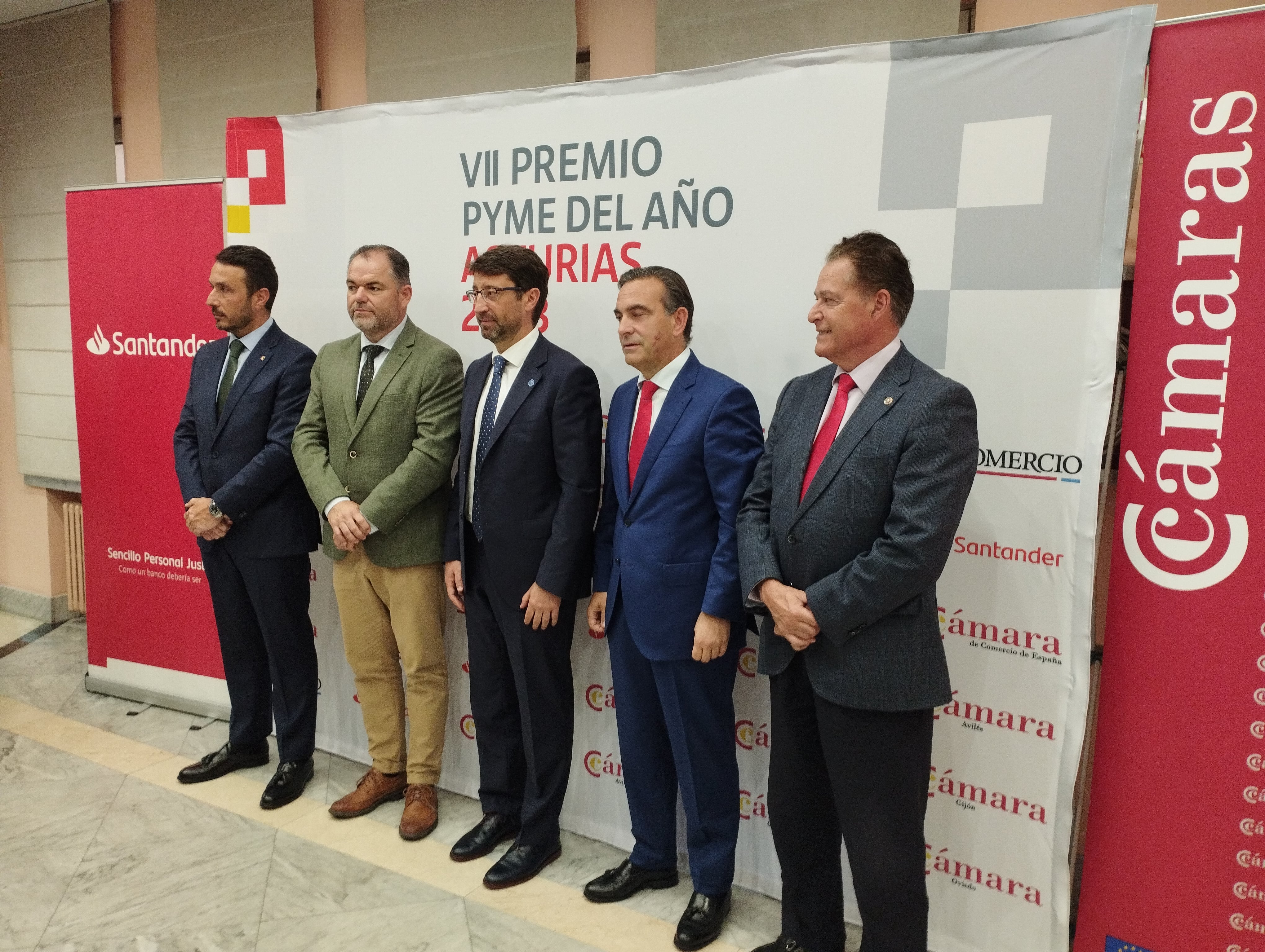 Los presidentes de las cámaras de comercio asturianas posan junto al consejero de Industria y el director regional del Banco Santander en la entrega del Premio Pyme del Año de Asturias, 2023. Paniceres es el segundo por la derecha.