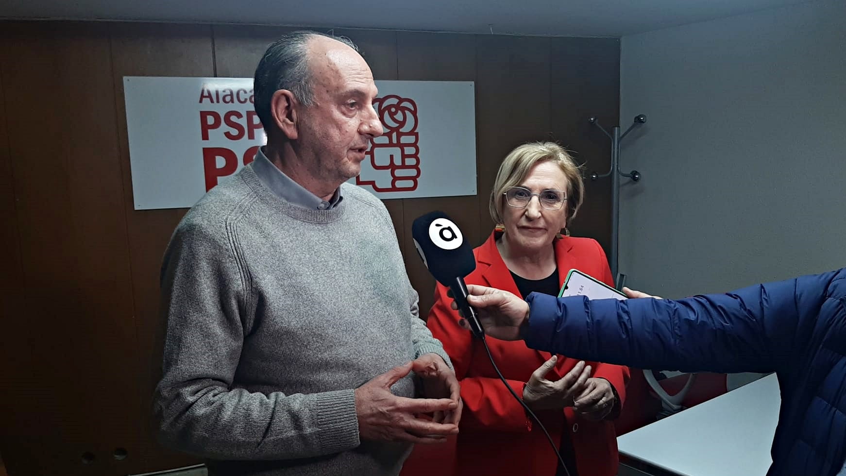 Miguel Millana, secretario general del PSOE local, y Ana Barceló, portavoz municipal en el Ayuntamiento de Alicante