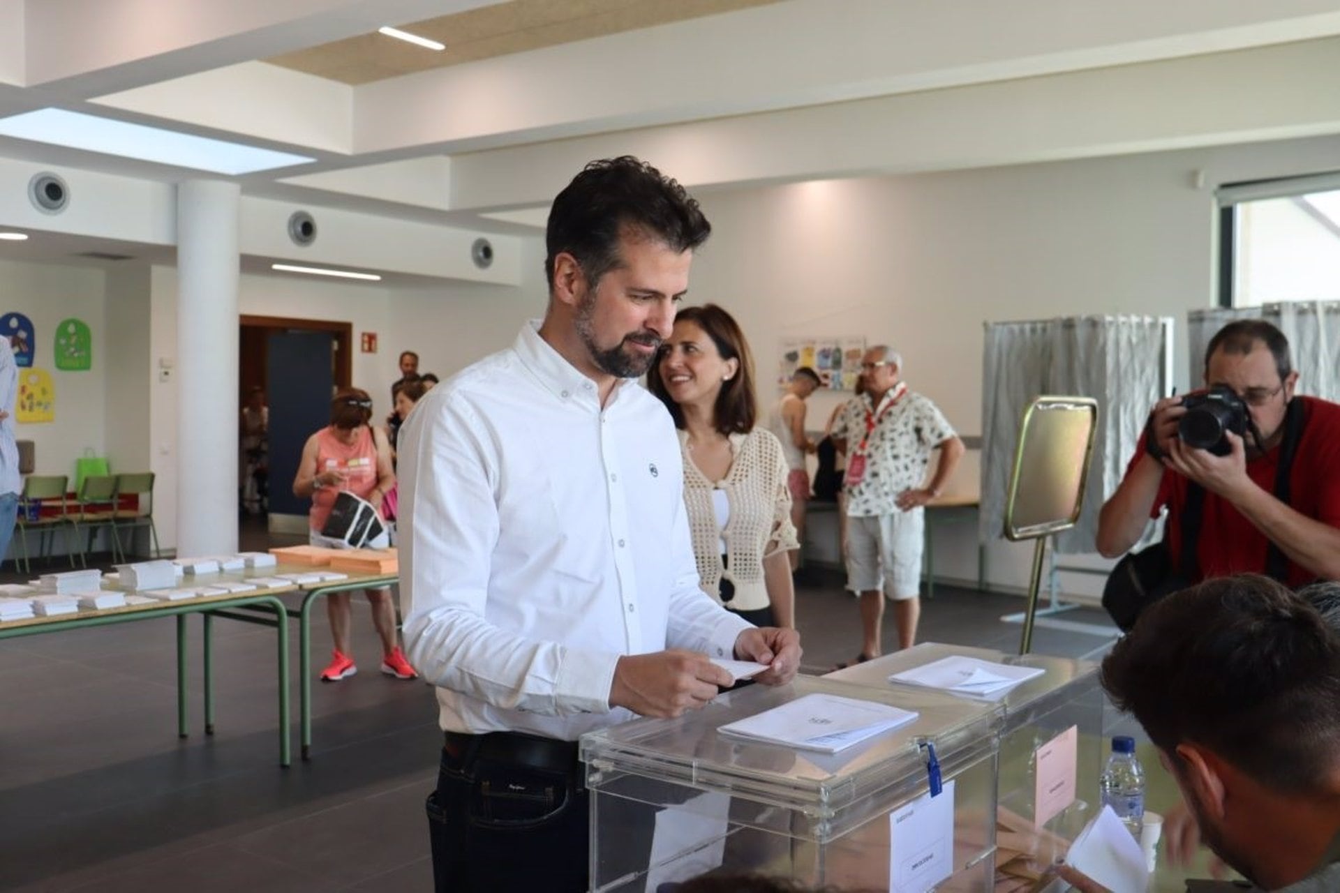 23/07/2023 El secretario general del PSOE CyL, Luis Tudanca, ejerce su derecho a voto este 23J..

El secretario general del PSOE de Castilla y León, Luis Tudanca, ha hecho un último llamamiento a la ciudadanía este domingo para que acuda a votar en las que serán &quot;unas elecciones históricas&quot;.

POLITICA 
PSOE
