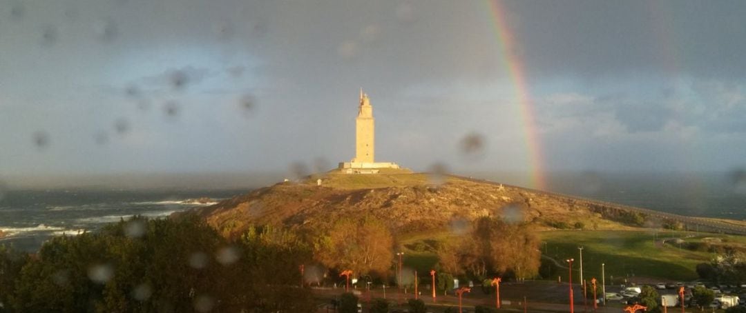 Arco iris en la Torre de Hércules en la mañana de este sábado