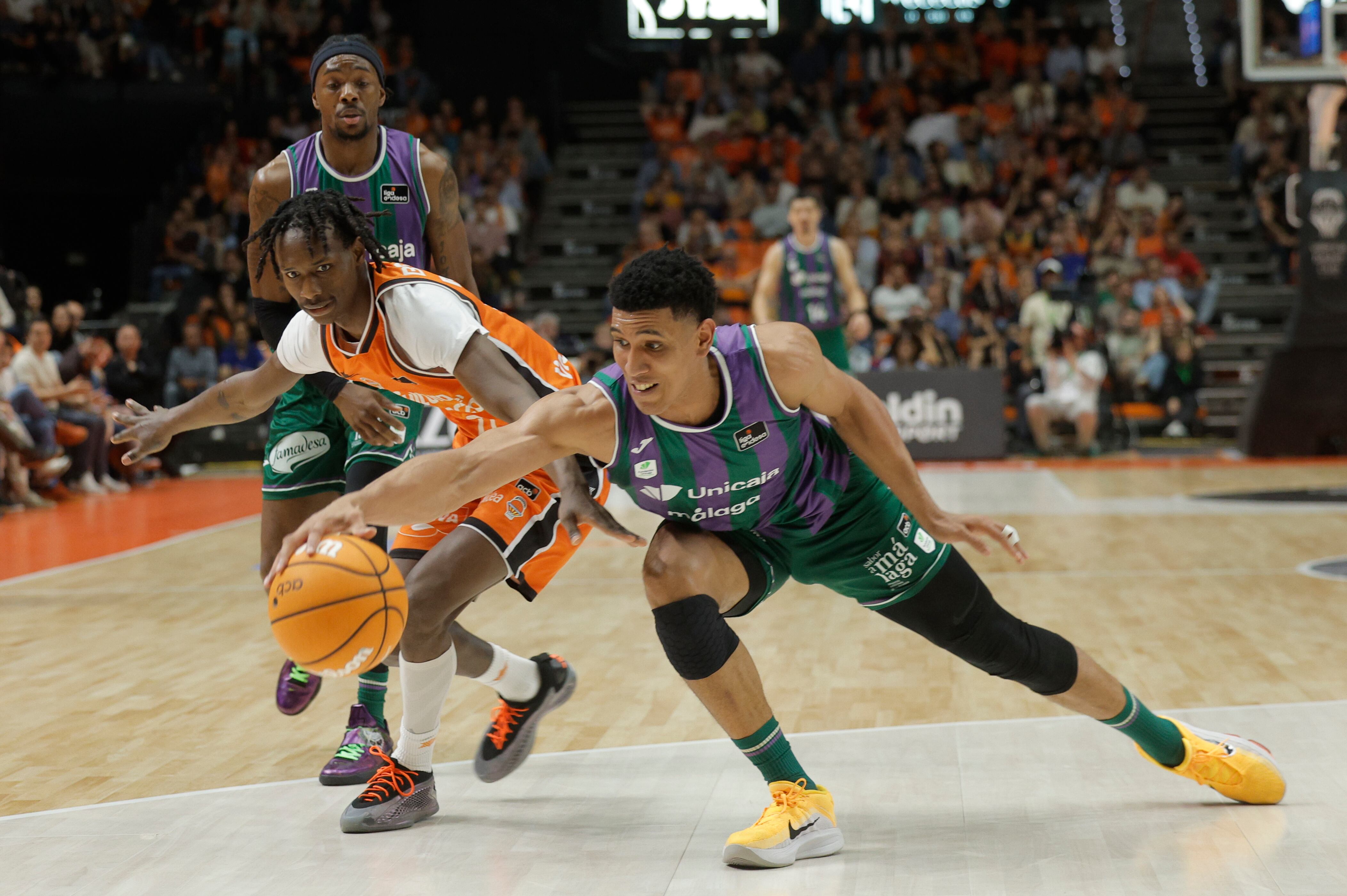 VALENCIA, 13/04/2025.- El ala-pívot de Unicaja Tyson Pérez (d) juega un balón ante Bramcou Badio, del Valencia, durante el partido de la Liga Endesa de baloncesto que Valencia Basket y Unicaja disputan este domingo en el Pabellón Municipal Fuente de San Luis. EFE/Kai Forsterling