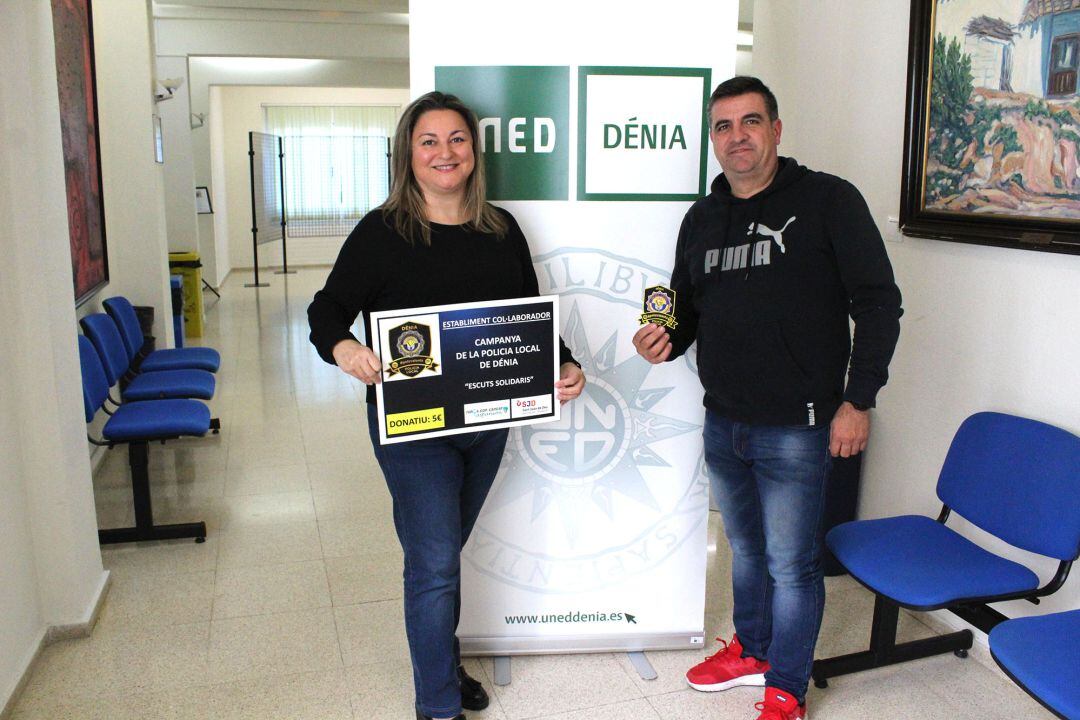 Adhesión del Centro Asociado de la UNED de Dénia a la campaña &#039;Escudos Solidarios&#039; de la Policía Local.