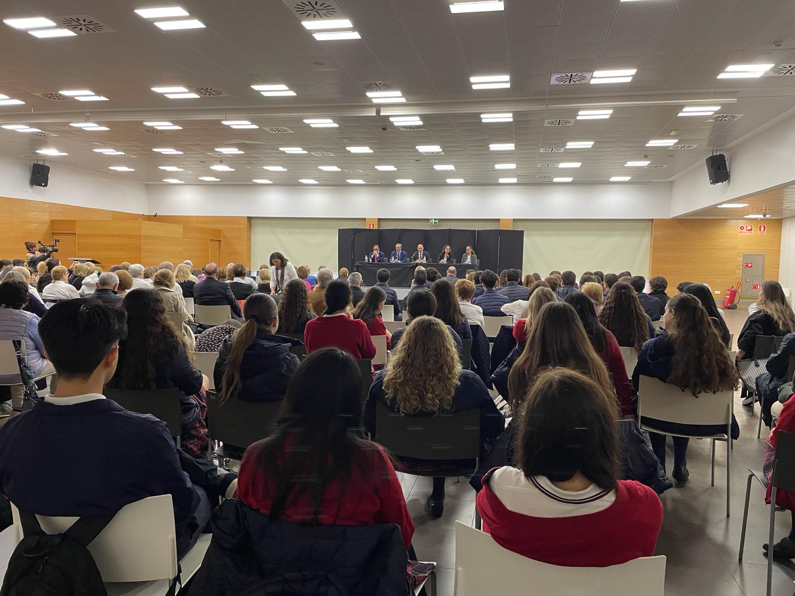 Público asistente a la primera &quot;Jornada por la vida&quot; organizada por el Ayuntamiento de València