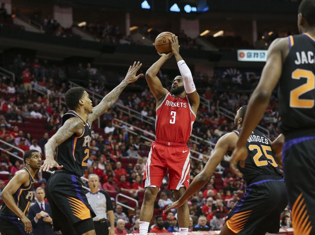 Chris Paul tira a canasta en el partido entre Houston y Phoenix.