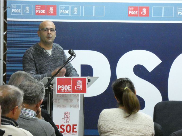 Josué Aldudo se dirige a los miembros de la Asamblea Local del PSOE