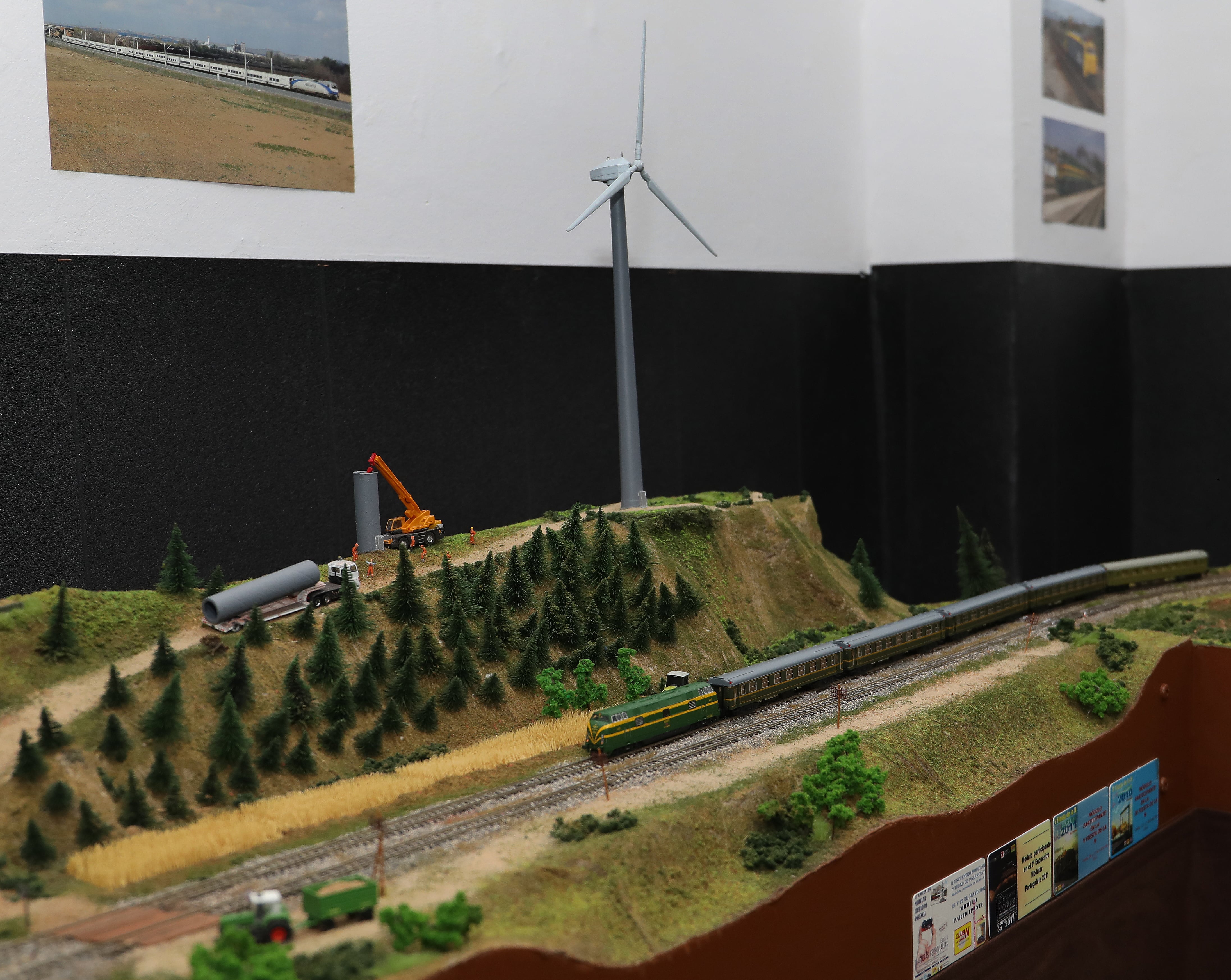 La Agrupación Palentina Club N de España expone una maqueta de 20 metros con diversos trenes y paisajes inspirados en Tierra de Campos y la Montaña