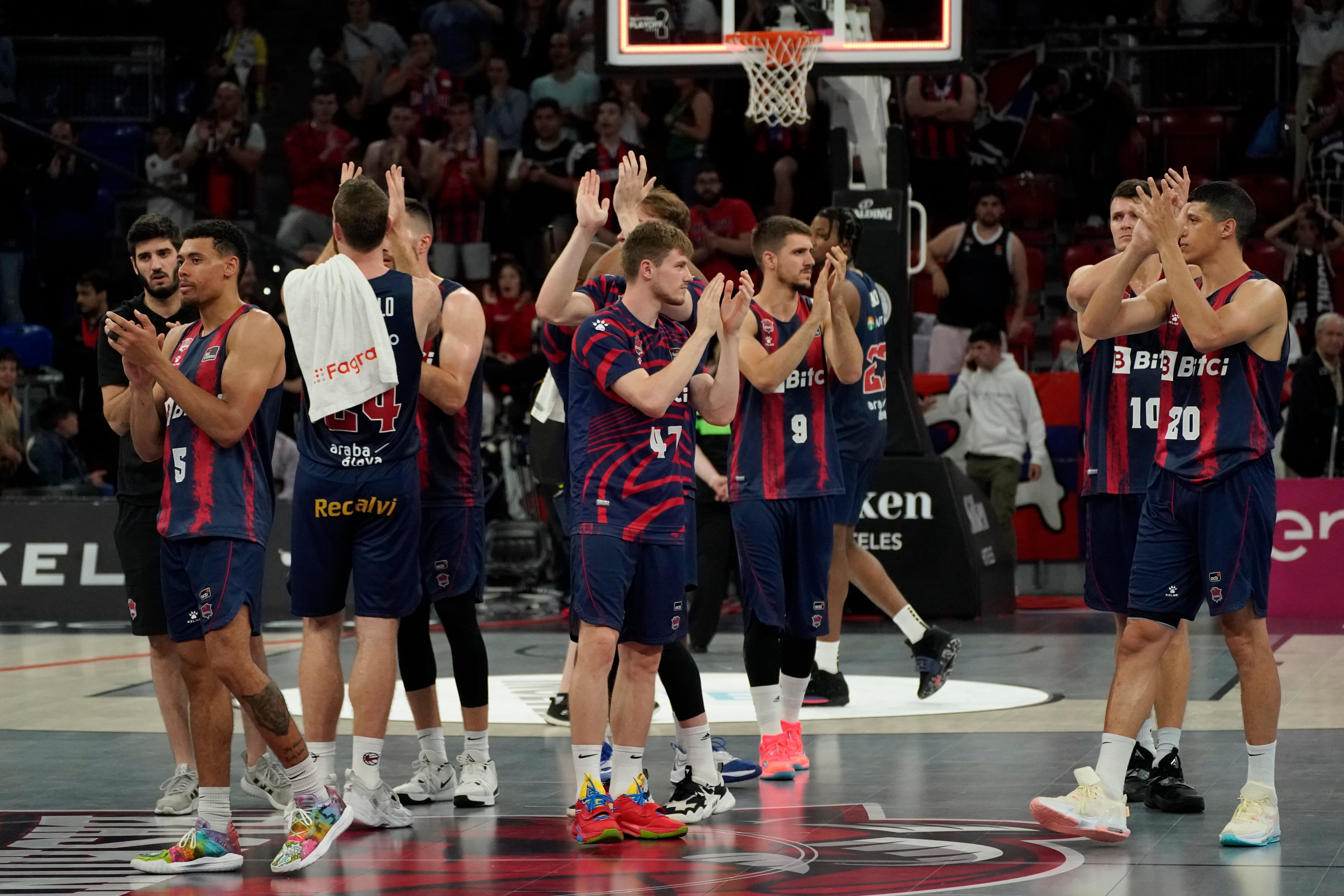 Los jugadores del Baskonia saludan a su afición, al término del tercer encuentro de semifinales de la Liga ACB. EFE/L. Rico