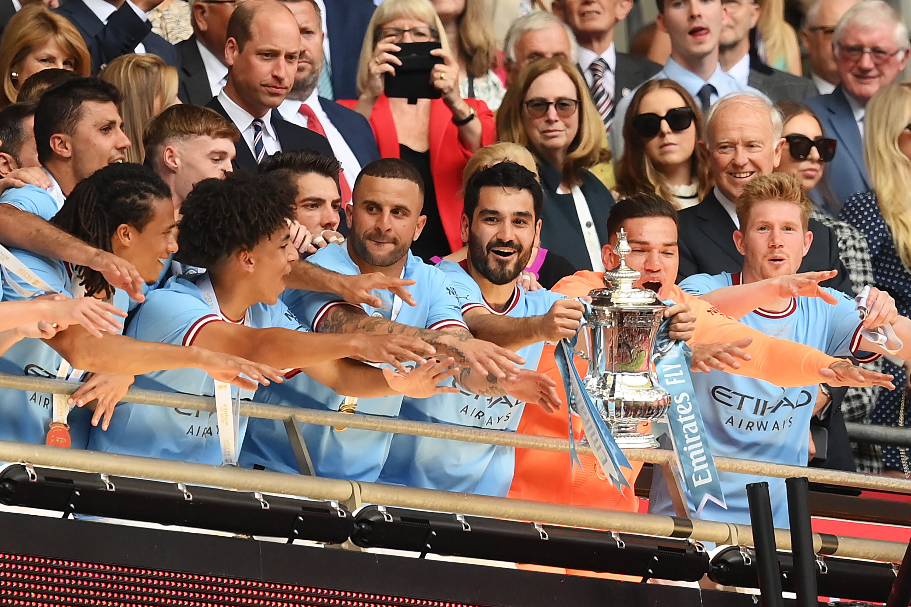 Los jugadores del Manchester City celebran el trofeo de la FA Cup conseguido ante el Manchester United