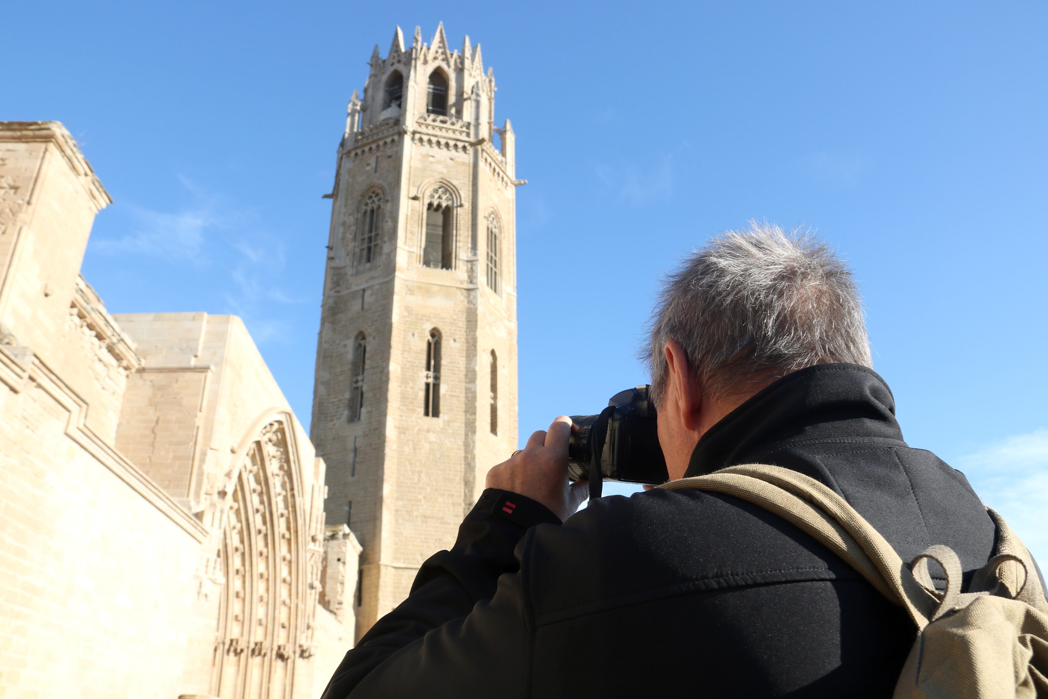 Un visitant del Turó de la Seu Vella fent fotos al campanar. Foto: ACN.