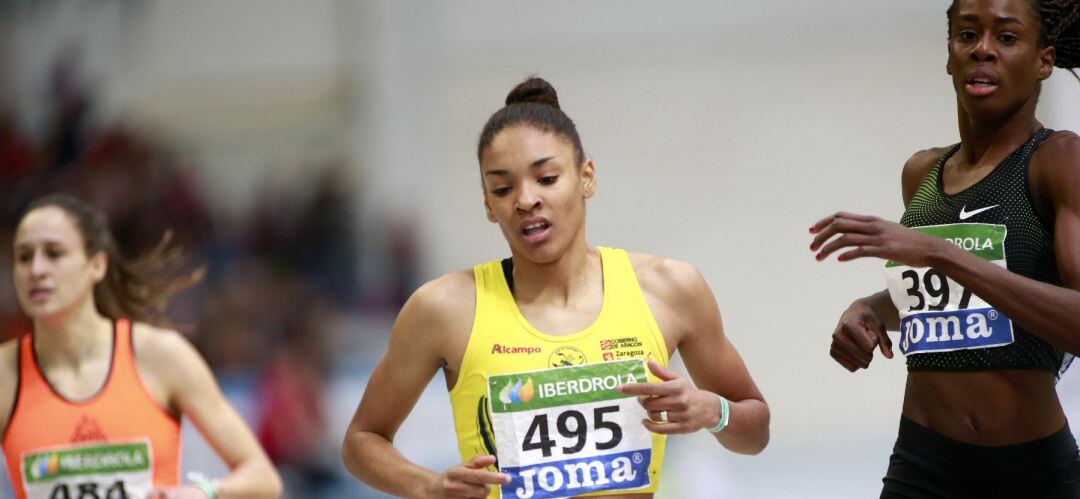 La fuenlabreña Aauri Bokesa (d) junto a la jovencísima Salma Celeste Paralluelo en una de las semifinales de los pasados nacionales indoor de Antequera. Dos generaciones del atletismo: Bokesa, 30 años, y Paralluelo, 15.