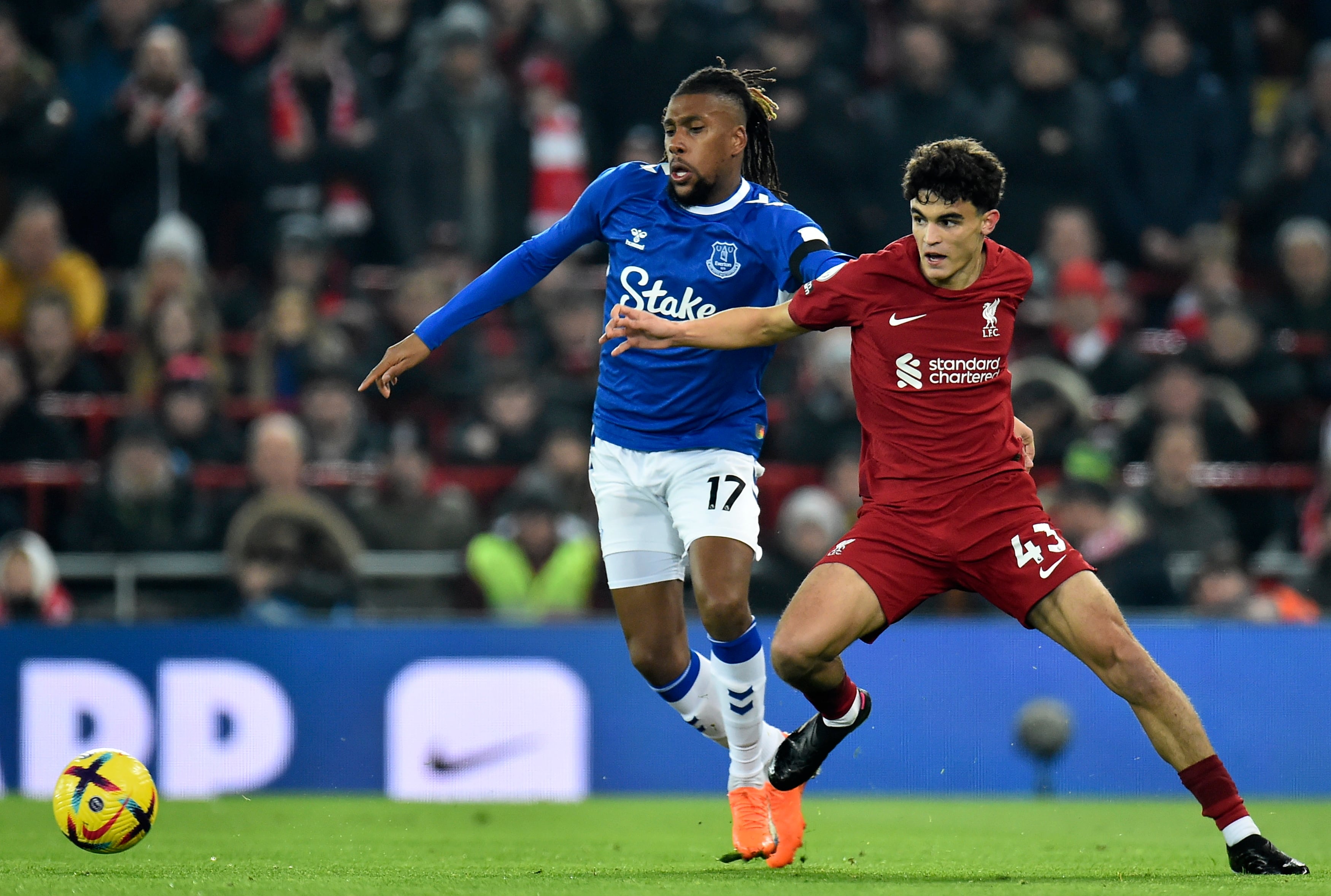 Stefan Bajcetic, jugador del Liverpool, durante el derbi frente al Everton. (Reino Unido) EFE/EPA/PETER POWELL EDITORIAL USE ONLY.