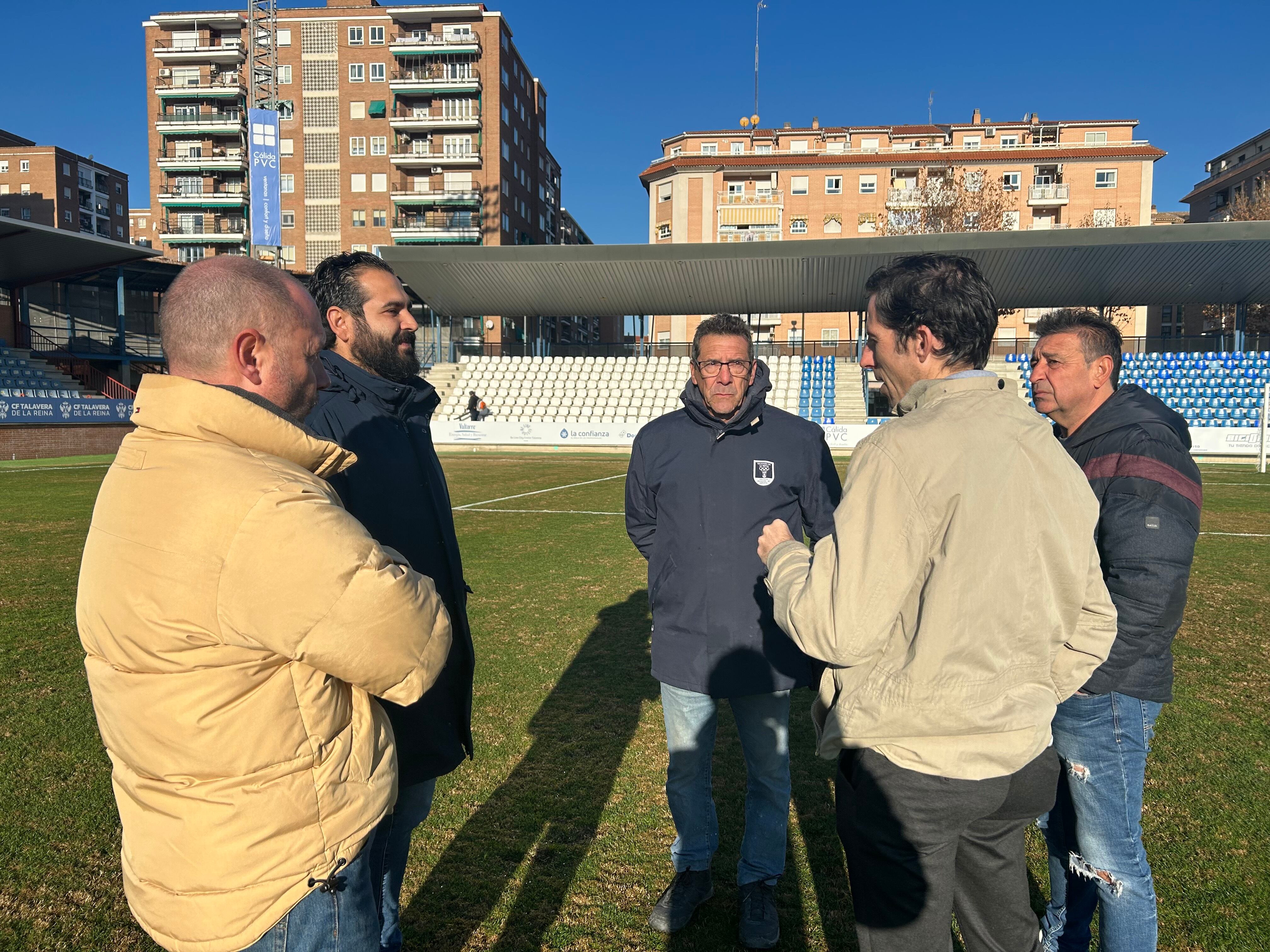 Antonio Nuñez, concejal de Deporte, visitando el Municipal &quot;El Prado&quot; con expertos especializados.