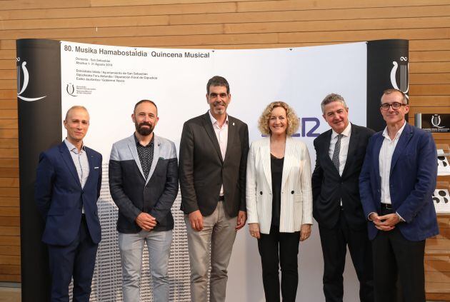 De izquierda a derecha, el director de las emisoras de la Cadena SER en Gipuzkoa, Óscar Téllez, el diputado de Cultura, Denis Itxaso, el alcalde de San Sebastián, Eneko Goia, la directora de la Cadena SER en Euskadi, Begoña Marañón, el viceconsejero de Cultura, Joxean Muñoz, y el director de la Quincena, Patrick Alfaya.