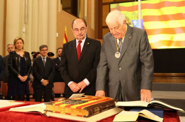 El presidente de Aragón, Javier Lambán, junto al primer presidente de la Diputación General de Aragón, Juan Antonio Bolea, en la conmemoración de los 40 años de Gobierno de Aragón