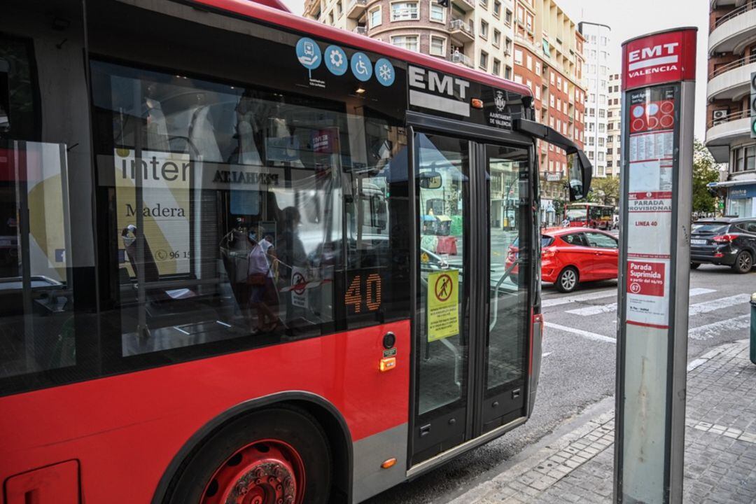 Un autobús de la EMT de València circulando por el centro de València en una imagen de archivo. 