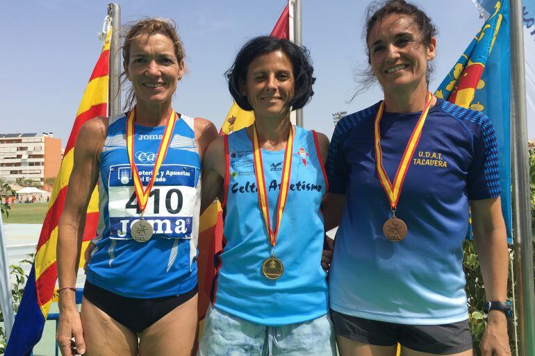 La atleta ourensana con ficha del Celta, posando en el podio, como Campeona de España de veteranos