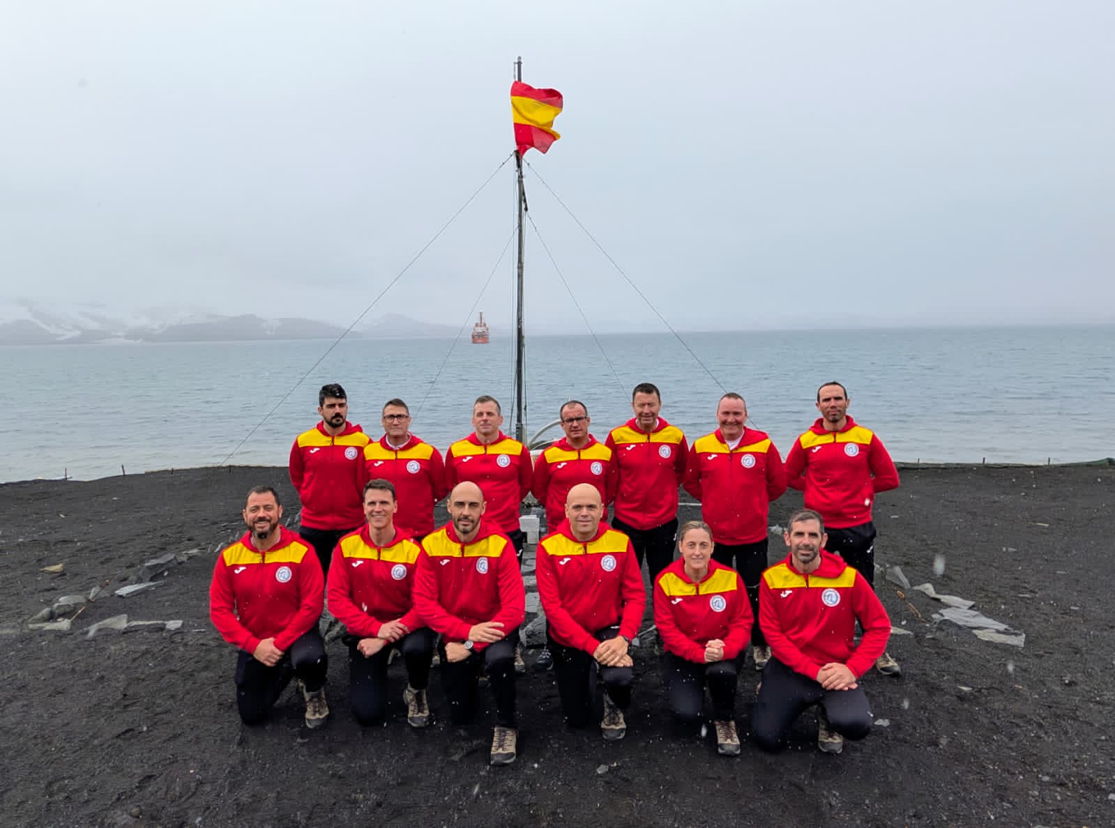 El equipo de militares que forman parte de la 39 Campaña Antártica del Ejército Español