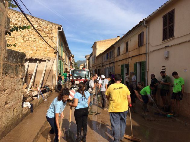 Miles de personas se han acercado a ayudar hoy en las tareas de limpieza