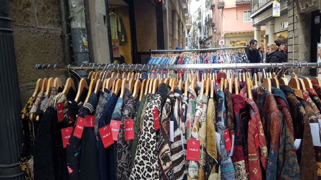 La Confederación Empresarial de Comercio de Bizkaia CECOBI ha abierto todas sus líneas de contacto con todos los comercios del territorio y ha mostrado su disponibilidad para ofrecer información y asesoramiento a aquellos negocios que están sufriendo las consecuencias generadas por la aplicación del Real Decreto.