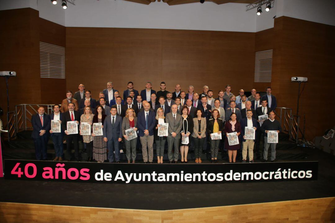 El president de la Generalitat, Ximo Puig (c), ha puesto fin al acto de conmemoración de 40 Años de Ayuntamientos Democráticos, celebrado en el ADDA.