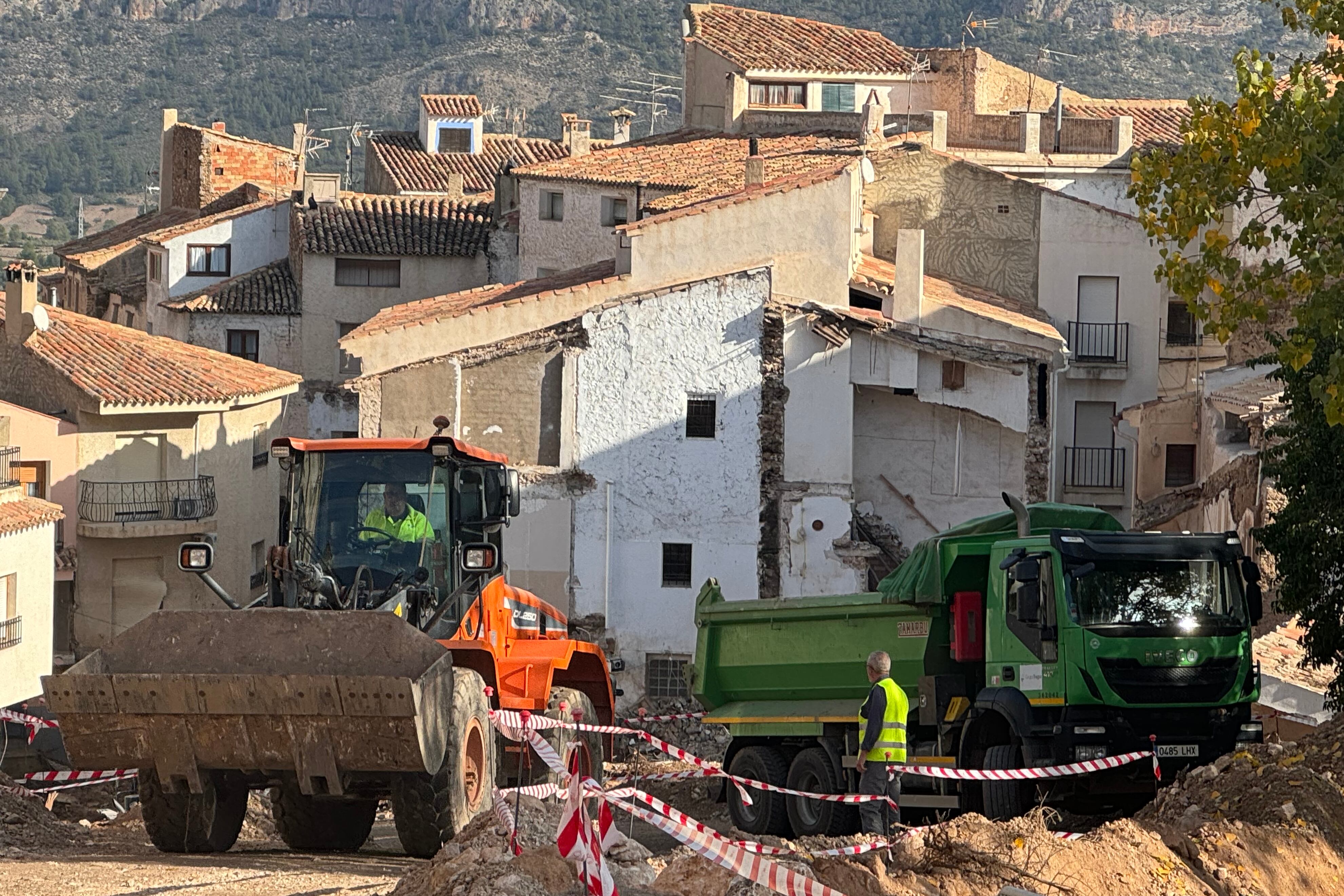 LETUR (ALBACETE), 06/11/2024.- El operativo de búsqueda de las dos personas que siguen desaparecidas en Letur (Albacete) desde la riada del 29 de octubre se ha reanudado en la mañana de este miércoles, y ha intensificado las labores en la zona donde el martes aparecieron dos de los cuerpos. EFE/ Miguel Andújar
