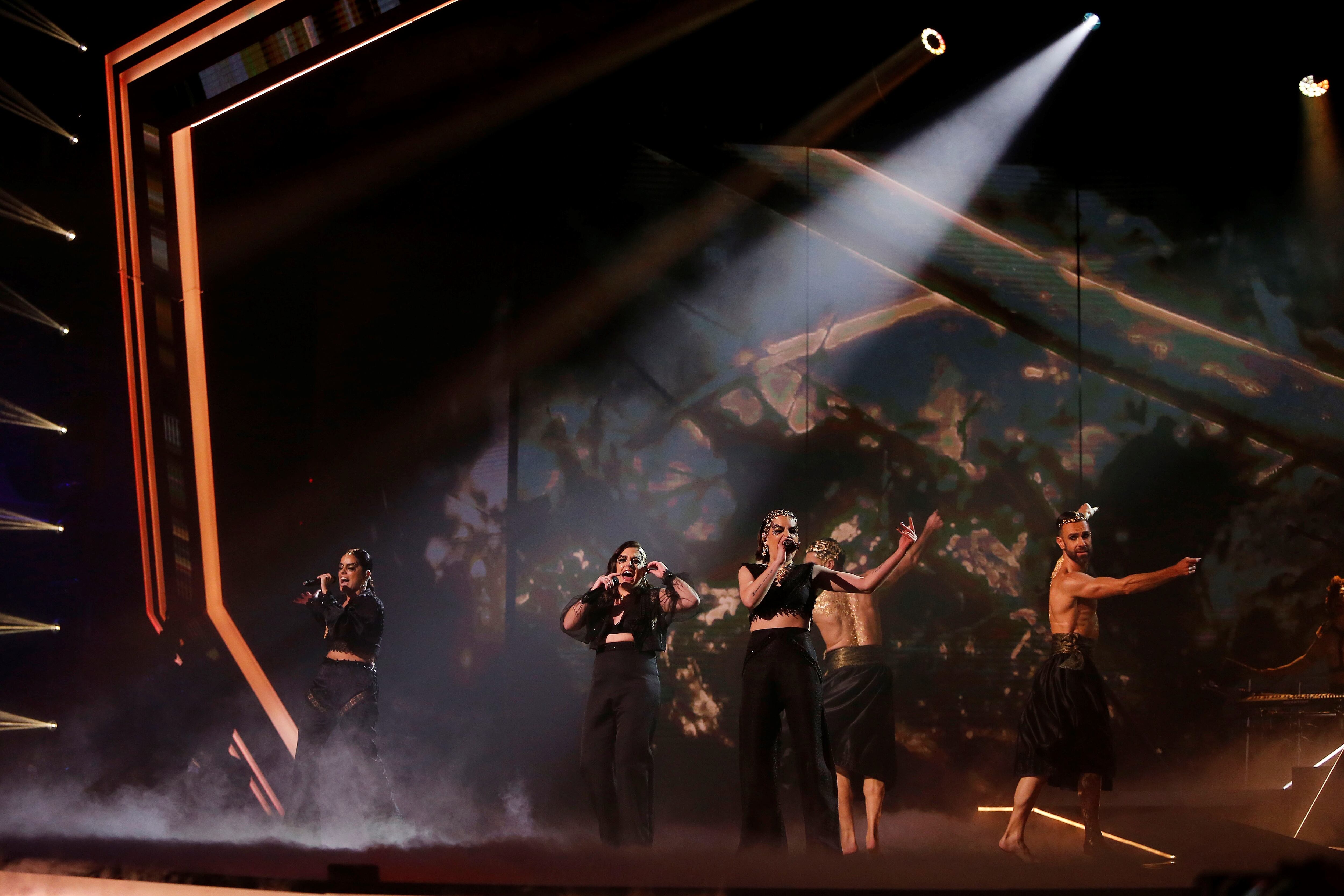 El grupo Tanxugueiras actúa durante la final del Benidorm Fest, clasificatorio para el certamen de Eurovisión 2022, este sábado en Benidorm (Alicante). EFE/ Manuel Lorenzo