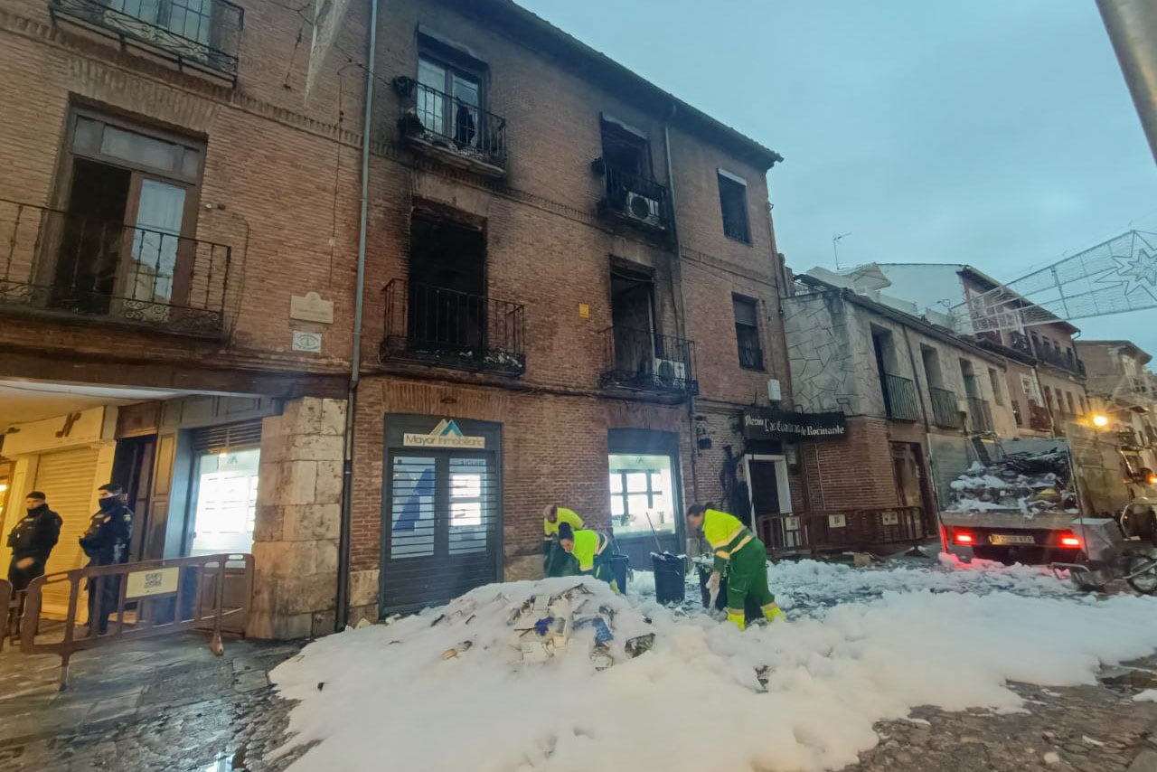 GRAF4924. ALCALA DE HENARES (MADRID), 07/01/2025.- Dos viviendas se han visto afectadas este martes por un incendio que se ha declarado hacia las 16 horas en pleno caso histórico de Alcalá de Henares con tres personas afectadas por intoxicación de humo. Las llamas se han iniciado en el primer piso del número 1 de la calle Carmen Calzado, esquina con la calle Mayor, arteria principal de la ciudad complutense, a donde se han desplazado hasta siete dotaciones de bomberos y varios equipos sanitarios. EFE/Guillermo Martínez
