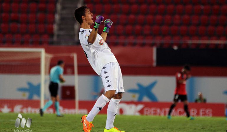 El porter reusenc Edgar Badía celebra la victòria a Mallorca.