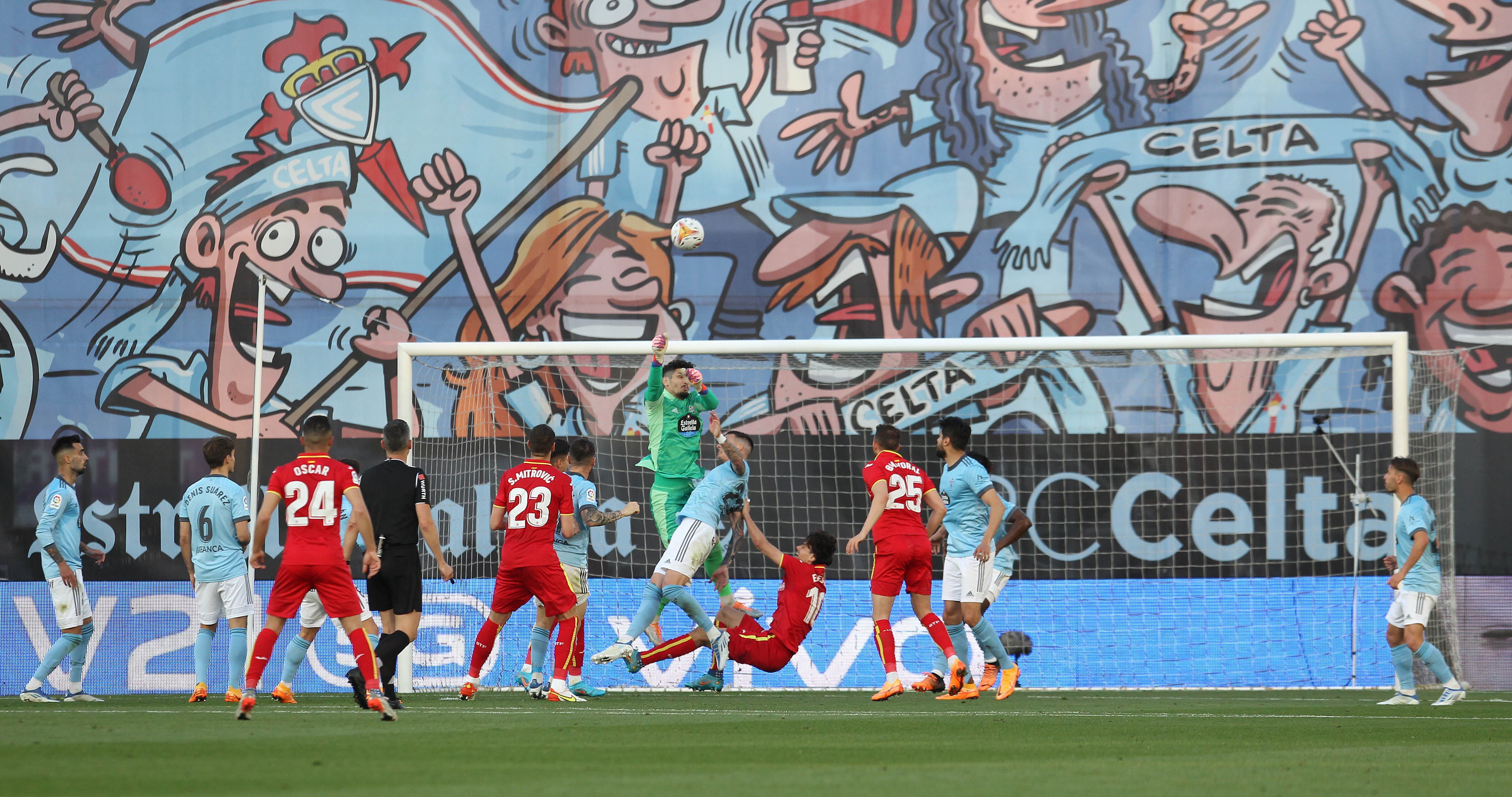 VIGO, 20/04/2022.- El portero argentino del Celta de Vigo Matías Dituro (c) despeja un balón, durante el partido correspondiente a la jornada 33 de LaLiga entre el Celta de Vigo y el Getafe CF, este miércoles en el estadio de Balaídos, en Vigo. EFE / Salvador Sas