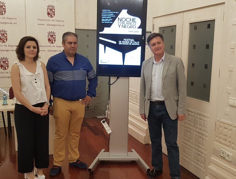 El presidente de la Diputación, Francisco Vázquez - derecha - junto a la diputada de Cultura, Sara Dueñas y el alcalde de Turégano Juan Montes