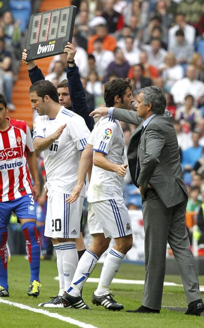 José Mourinho anima a Granero tras ser sustituido por Higuaín.