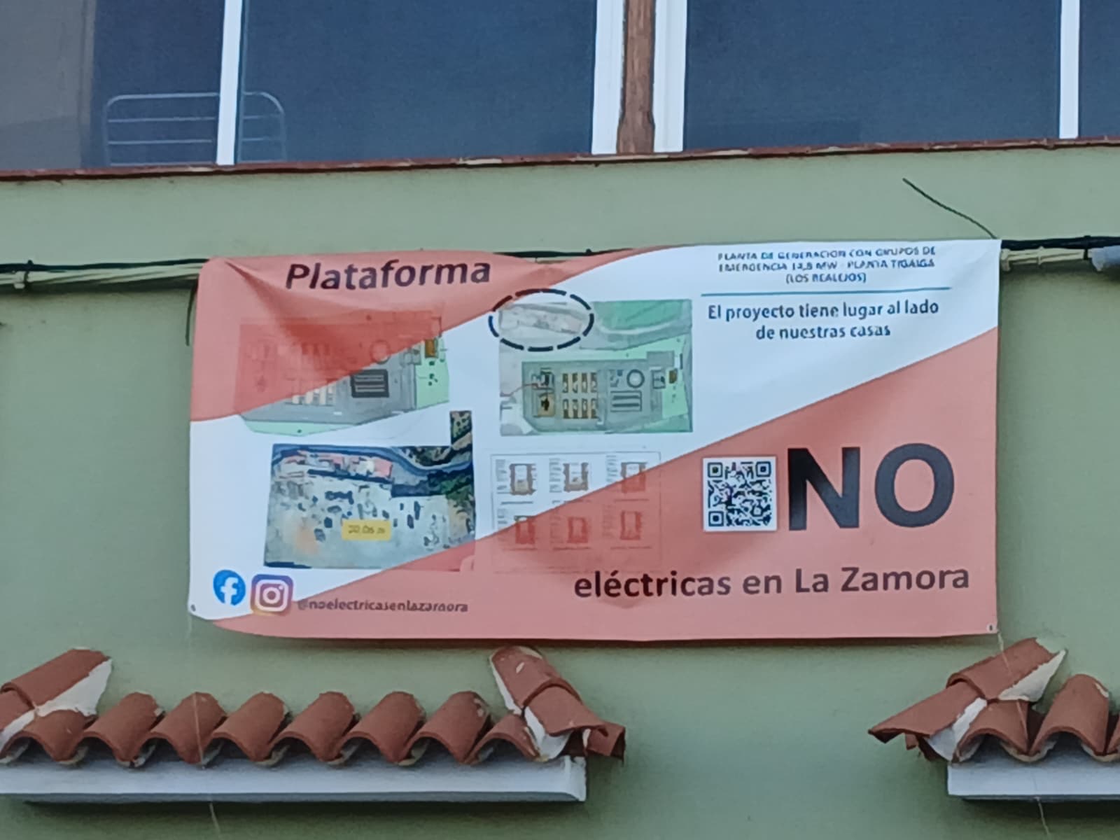 Pancarta en la fachada de una casa en contra de la instalación de la planta eléctrica.