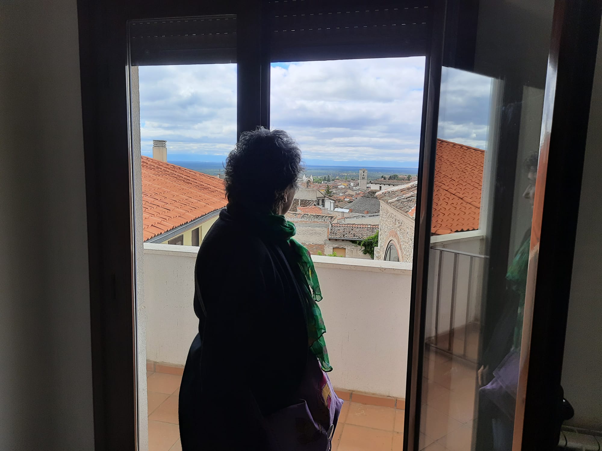 Montserrat Sanz contempla las vistas desde una de las viviendas de Niñas Huérfanas.