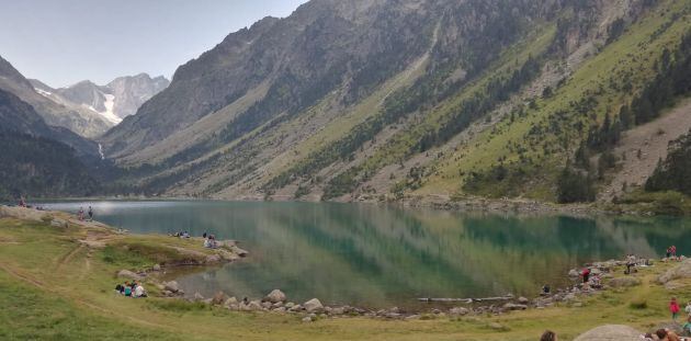 Llegada del grupo de Aristtóteles Moreno a un lago tras una dura etapa.