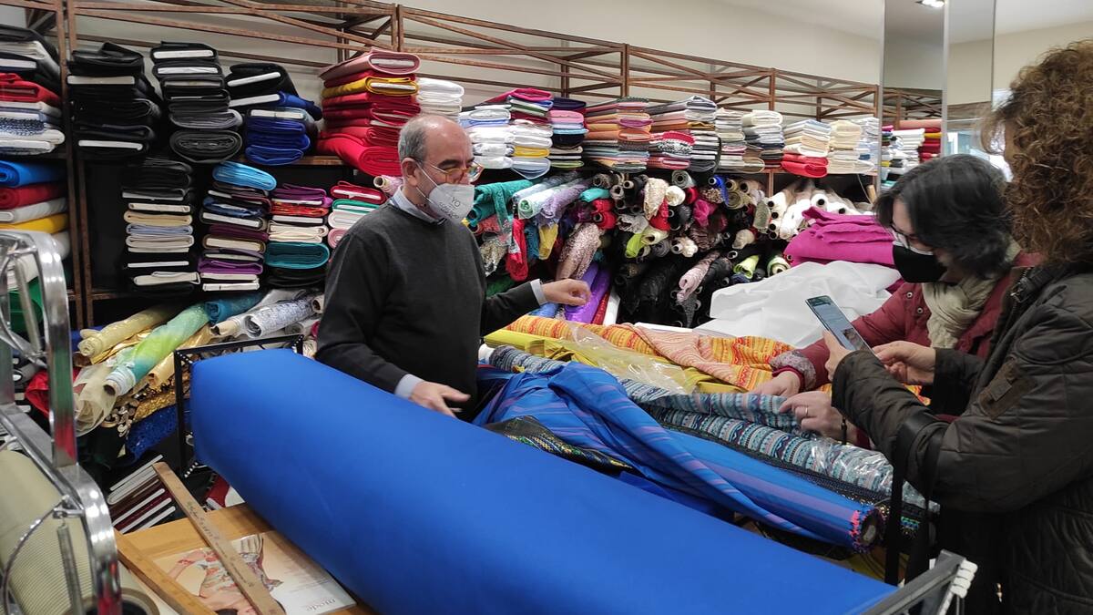 Un día con... Julián Tejidos medio siglo detrás del mostrador