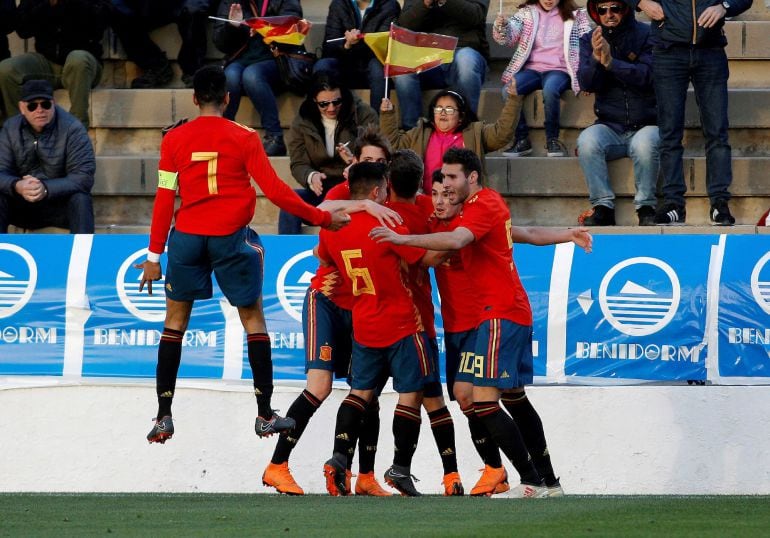 Los jugadores españoles celebran el primero de los goles