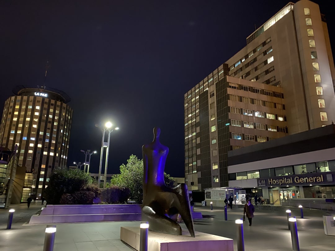 Vista nocturna del Hospital de La Paz