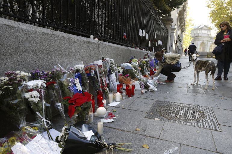 Flores y velas en la embajada de Francia en Madrid, en recuerdo de las víctimas de los atentados de París en los que al menos 129 personas han fallecido, entre ellos cuatro español