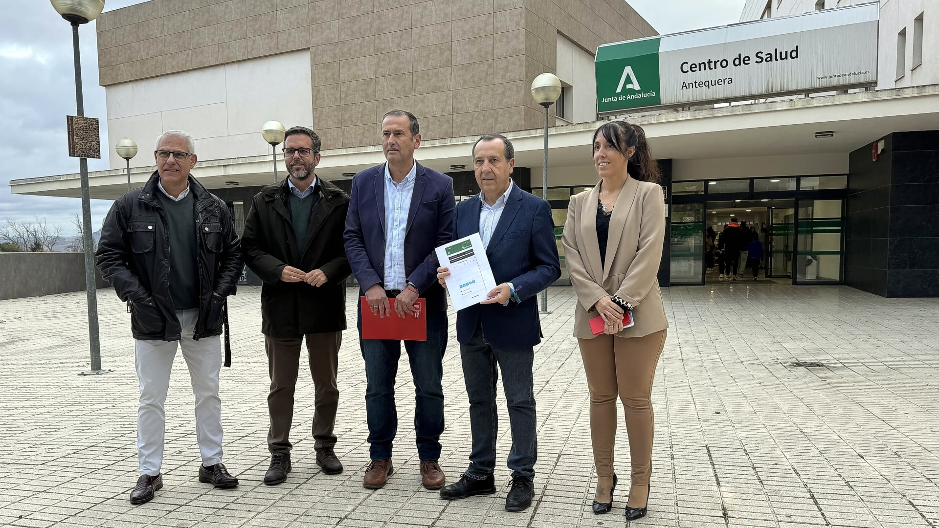 Rueda de prensa del PSOE a las puertas del Centro de Salud de Antequera