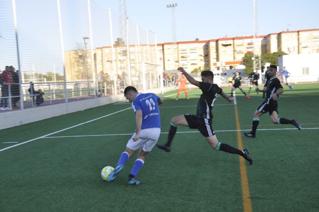 Riky centrando un balón desde la banda en La Granja