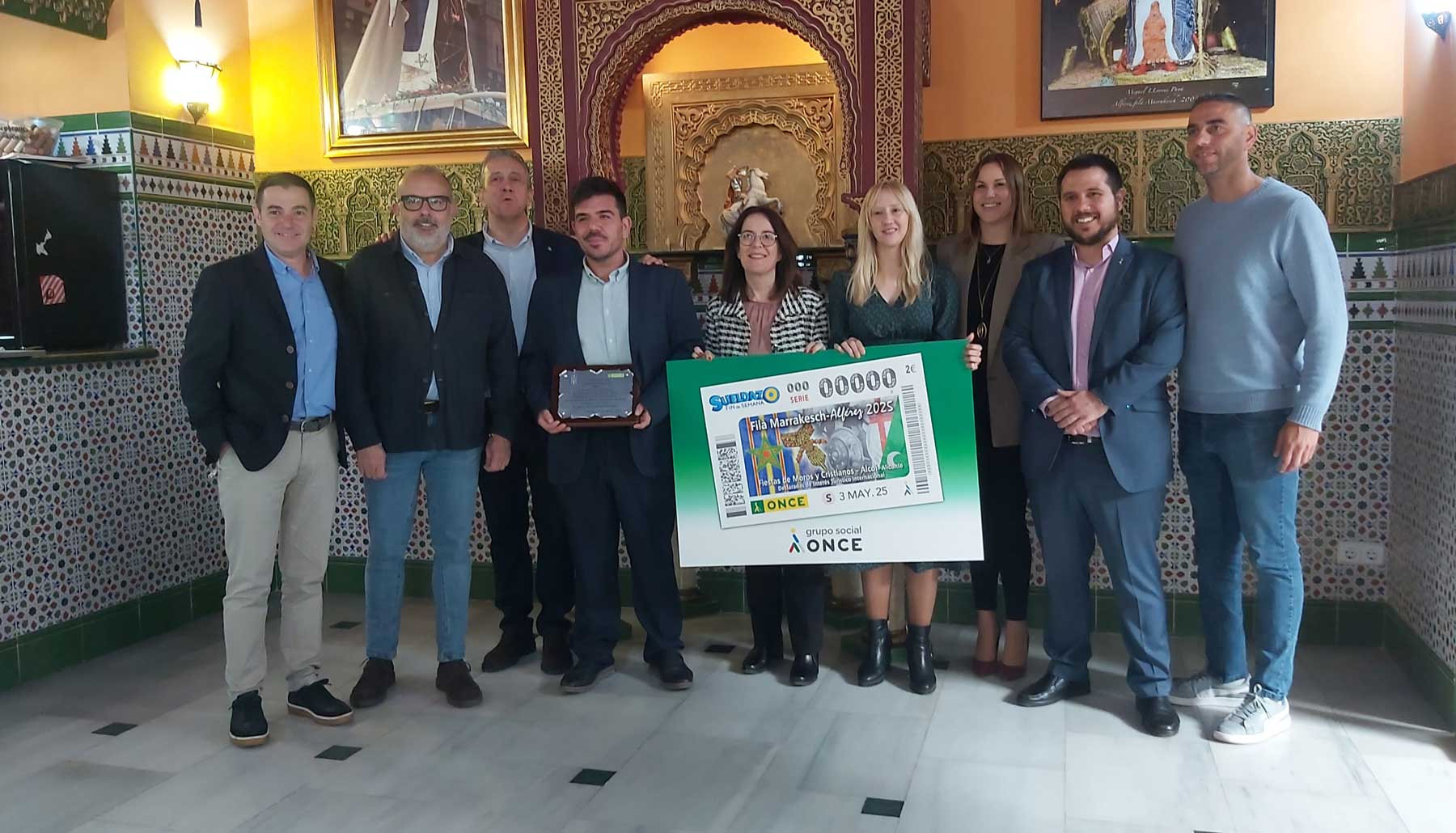 Foto final de familia de representantes de la ONCE y de la filà Marrakesch, junto a las autoridades