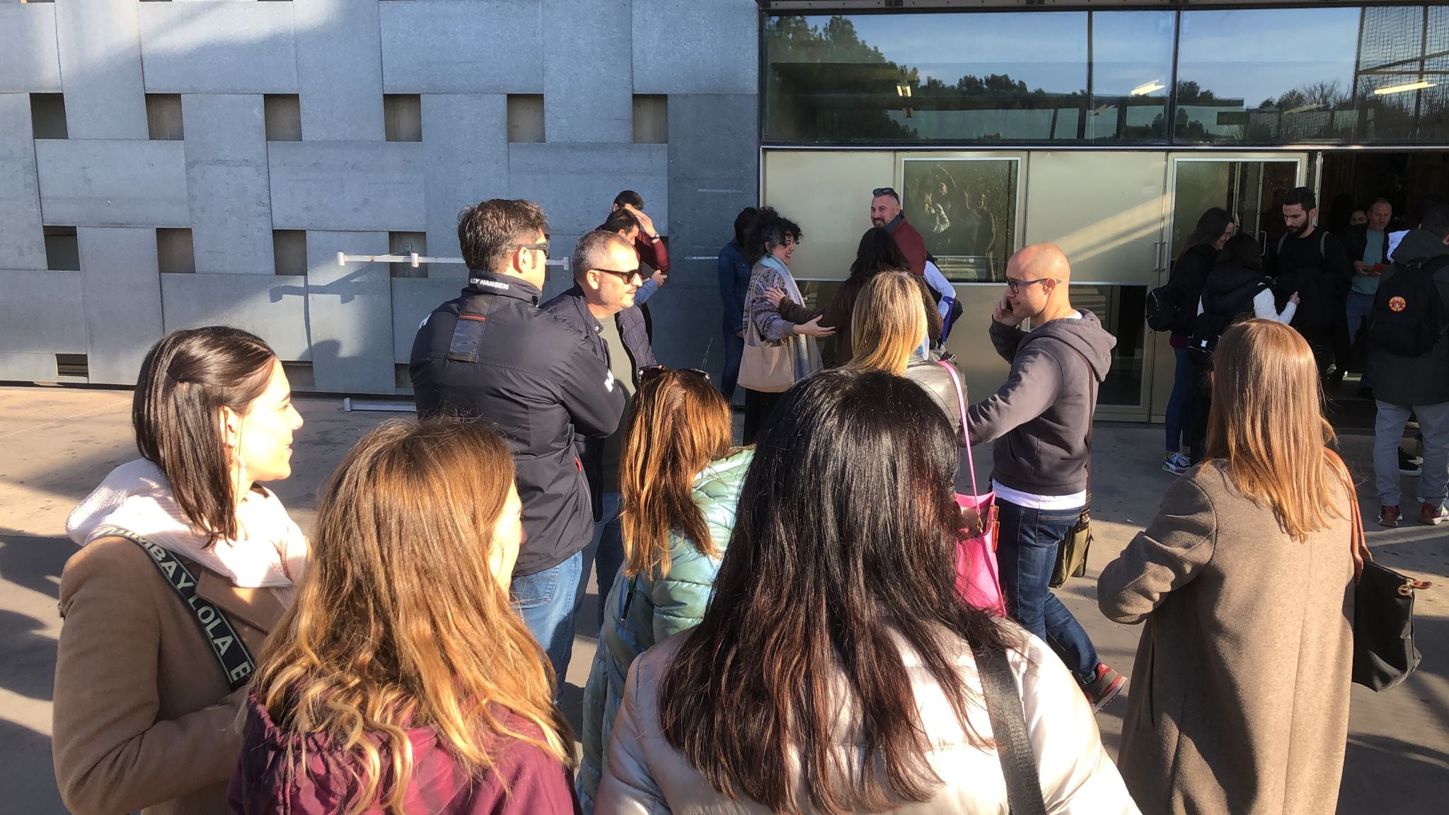 Un grupo de opositores a las plazas de Fisioterapia del SMS conversa a las puertas de la Facultad de Economía y Empresa de la UMU, donde estaban convocados para hacer el examen