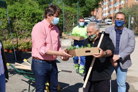 Javier Ayala, alcalde de Fuenlabrada, entregó material y plantones a los mayores de los huertos urbanos fuenlabreños.