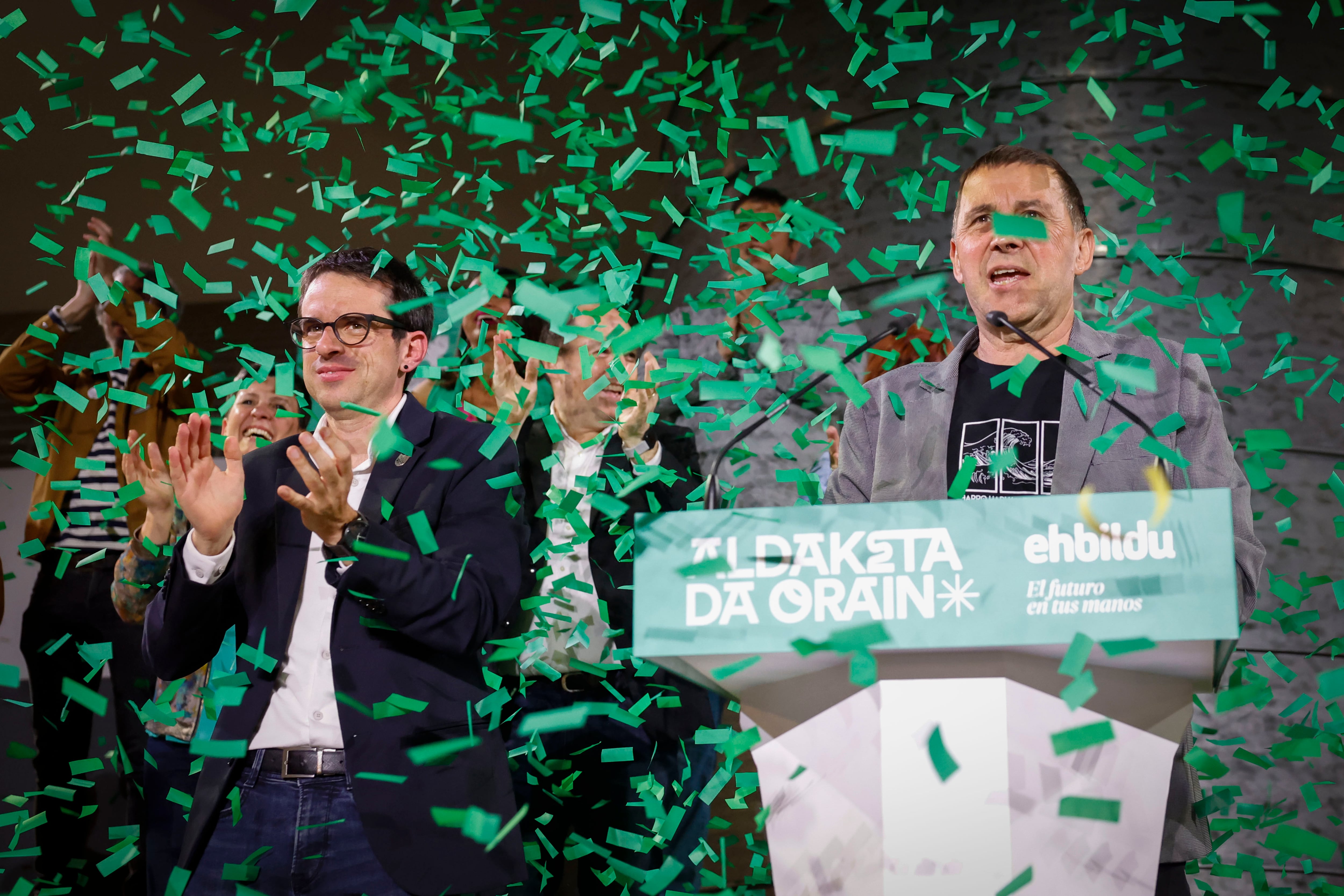 Otxandiano y Otegi celebran el resultado electoral.