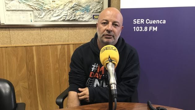 Óscar Fernández en los estudios de SER Cuenca.