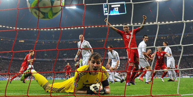 El portero del Real Madrid Iker Casillas observa el balón en su red después del gol de Franck Ribery, del Bayern de Múnich