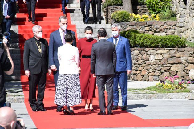 SS.MM els Reis d'Espanya, acompanyats del copríncep episcopal i el representant del copríncep francès, són rebuts a la plaça del Consell General per la síndica general i el cap de Govern.
